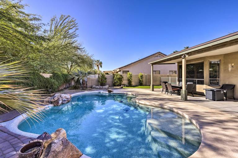 Airy Scottsdale Home Pool Putting Green & Grill