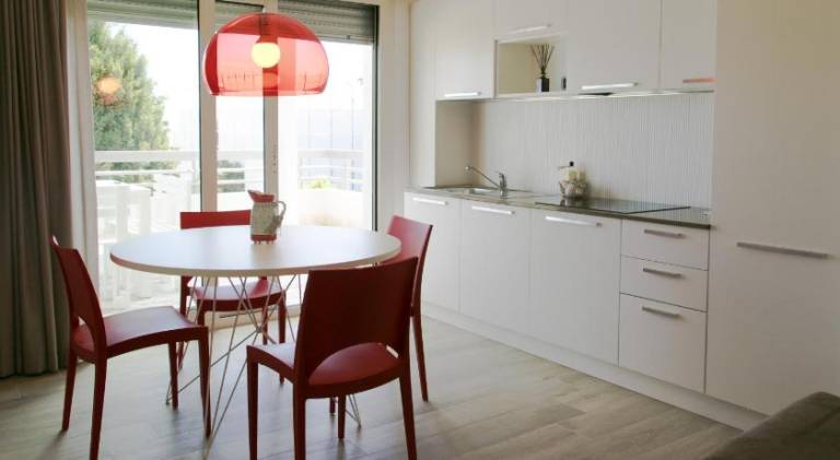 Serviced apartment with garden, pool & patio | Next to the beach | Pets allowed — photo 4