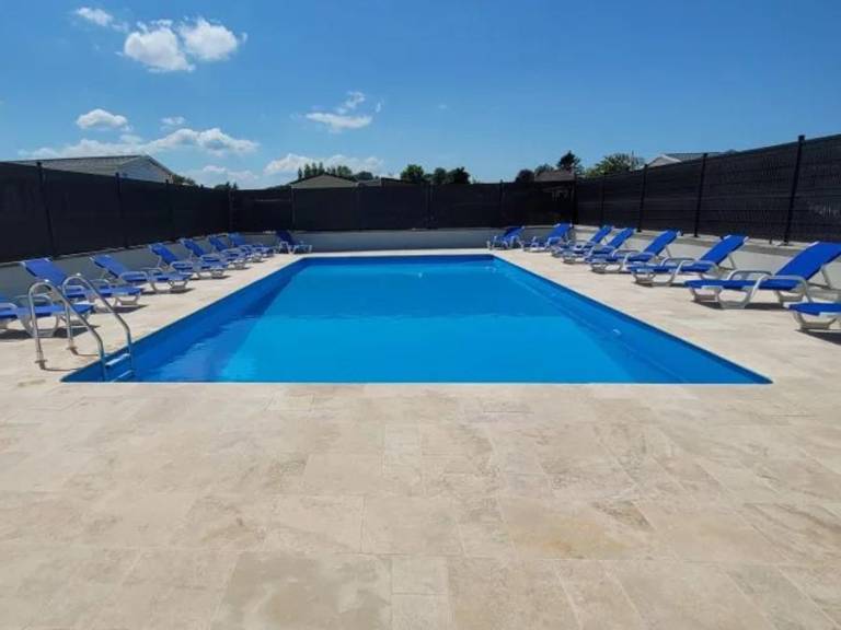 Mobile home with heated pool & patio | Pet-friendly in Dieppe