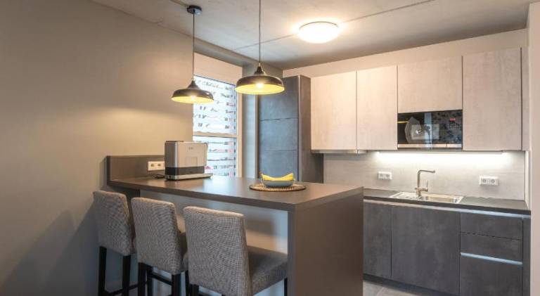 Serviced apartment with garden & patio — photo 3