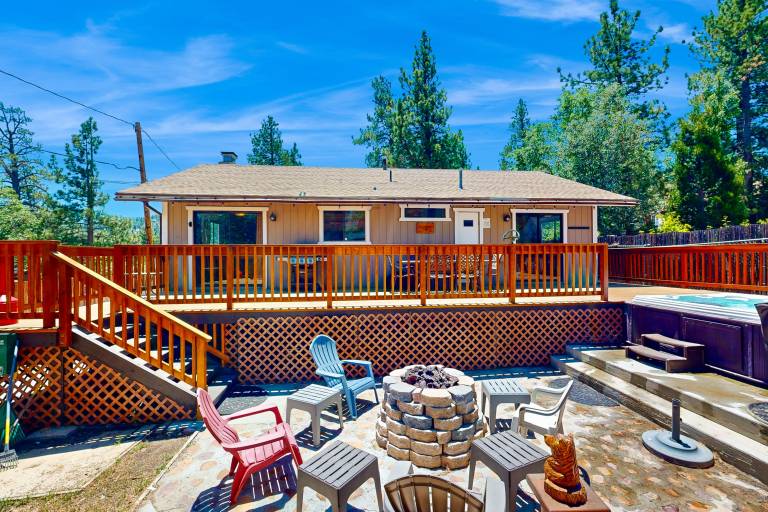 Lazy Bear Cabin Dog-friendly home with private hot tub, ping-pong, basketball & firepit — photo 2