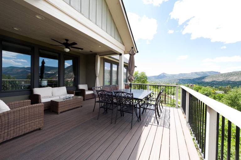 Custom Home - Amazing Views/Huge Deck - 3 miles to downtown - AC/Hot Tub — photo 3
