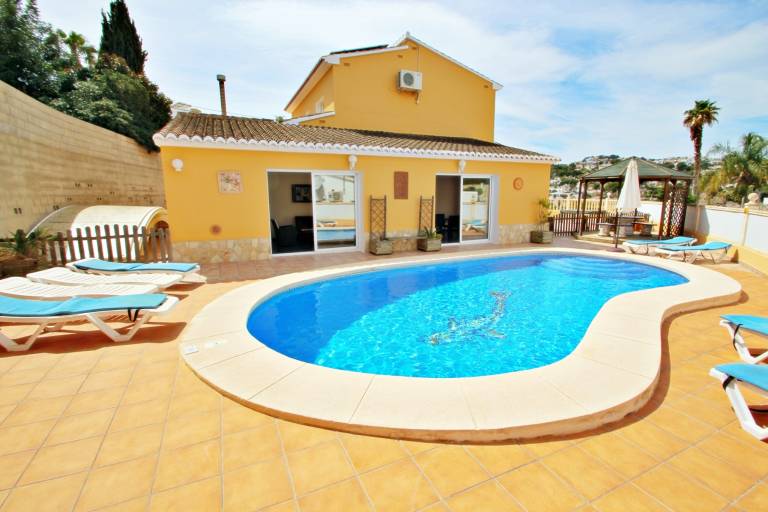 Fully equipped big villa with garden, barbeque & private pool | Pets allowed in Mora