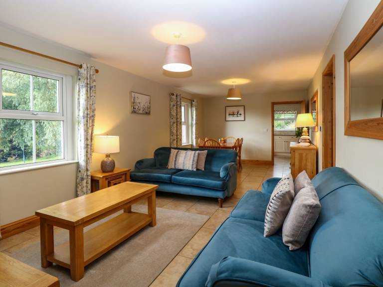 Family-oriented lovely cottage with yard | Beach view | Pets allowed — photo 4