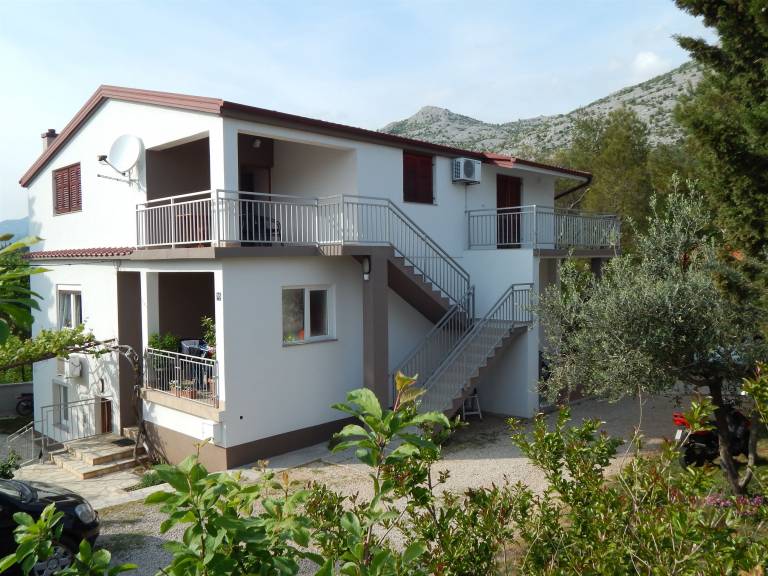 Rental apartment with yard, barbecue & terrace | Garden view in Starigrad