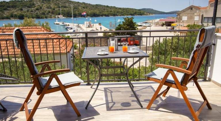 Holiday apartment with grill, terrace & yard in Vodice