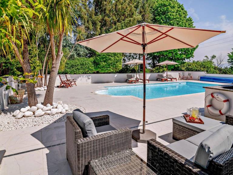 Cottage with pool, barbeque & garden in Minehead