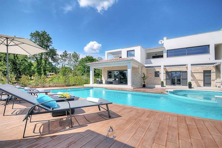 Luxury 5-BR villa with double pool and rooftop jacuzzi — photo 4