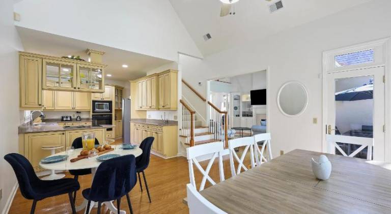 Vacation home with pool — photo 4