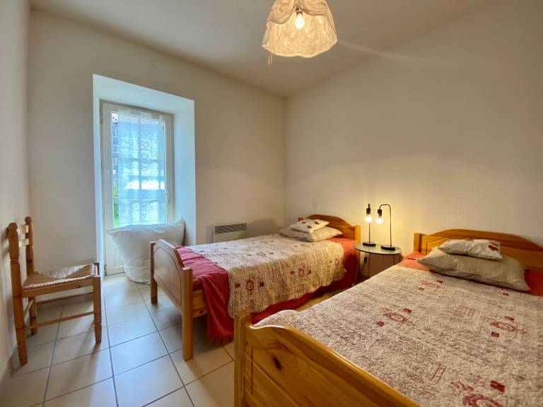 Charming 3-Bed Cottage in Quaint Alleyrac Village with Enclosed Yard and Modern Amenities — photo 5