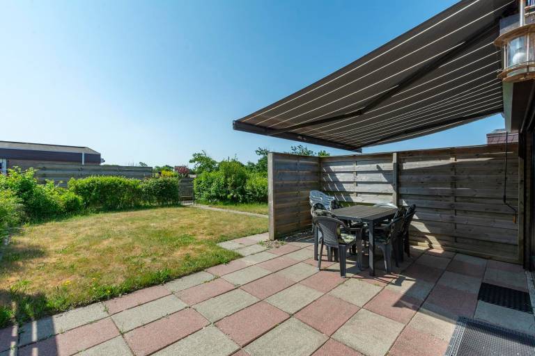 Bungalow with patio & garden — photo 5