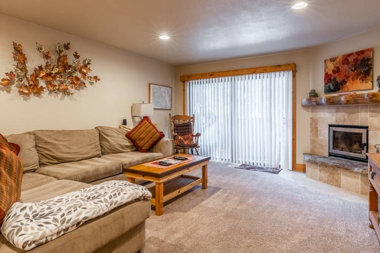 Updated 1 bedrm 1 bath Summit H Building 95 condo Just steps to Eagle Lodge sleeps 4 — photo 5