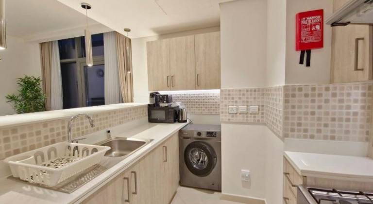 Apartment with heated pool, jacuzzi & patio | Near Palm Jumeirah | Close to the beach | Pets allowed — photo 4