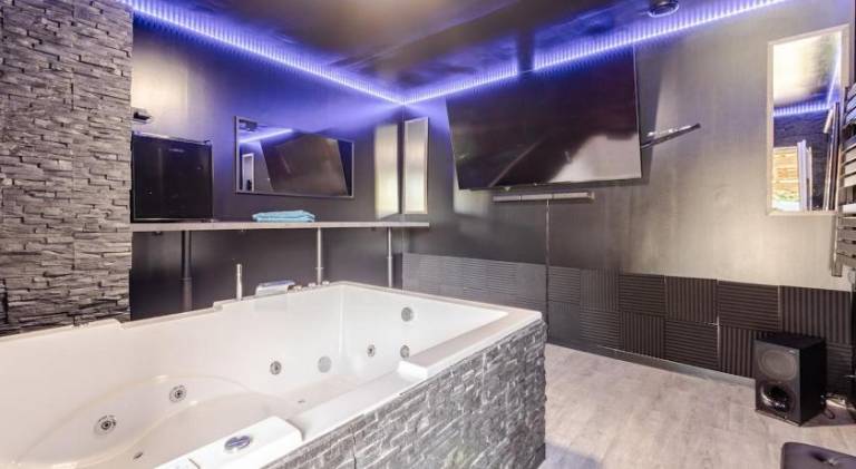 Villa with hot tub — photo 4
