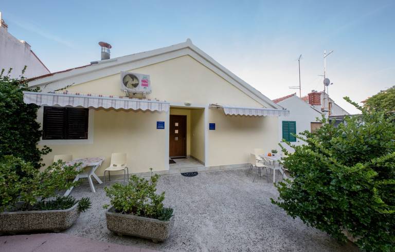 Rental apartment with fast internet & patio | Sea view in Rab