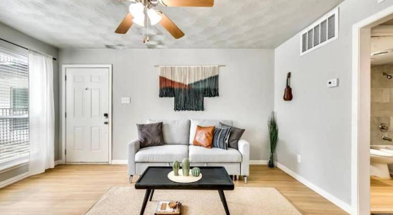 Rental apartment with pool in Dallas, TX