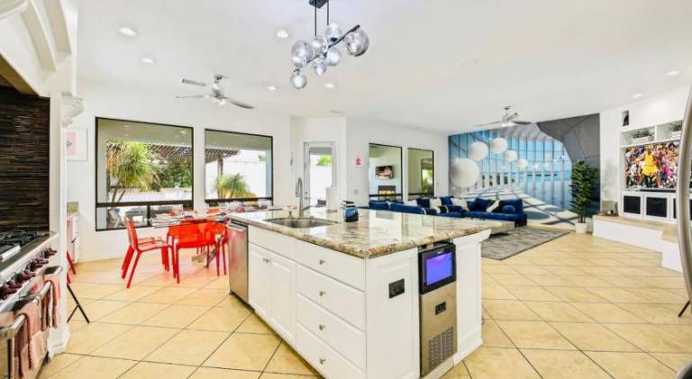 Vacation home with pool & hot tub — photo 4