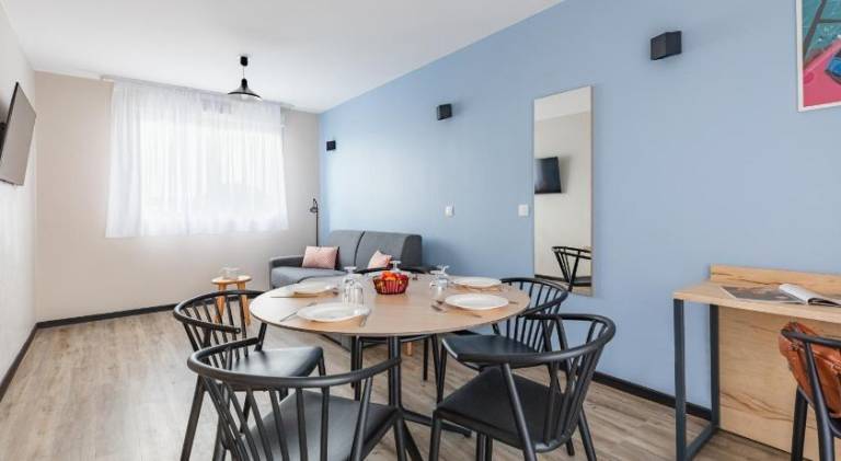 Serviced apartment with patio — photo 2
