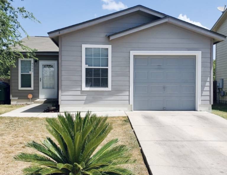 Vacation home with garden | Pets allowed in San Antonio, TX
