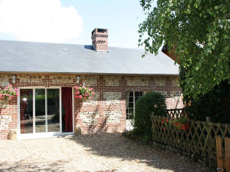 Fully equipped house with patio, yard & grill | Pets allowed — photo 3
