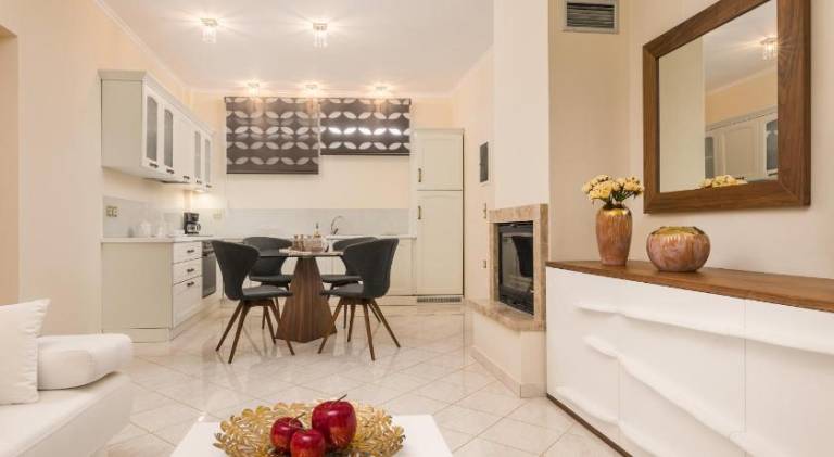 Apartment with pool — photo 4