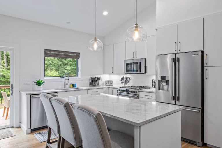 Brand New - 10 Min to Downtown. Luxury high-end finishes. Private Hot Tub & Arcade — photo 4