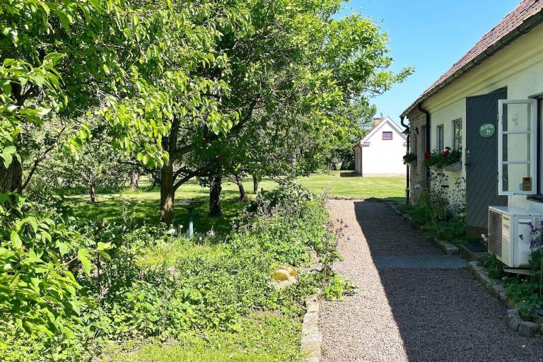 House with garden — photo 2