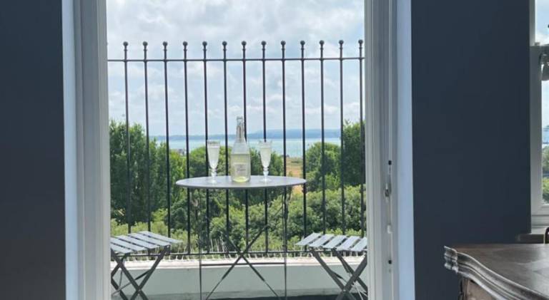Holiday apartment | Close to the beach | Dogs allowed in Portsmouth