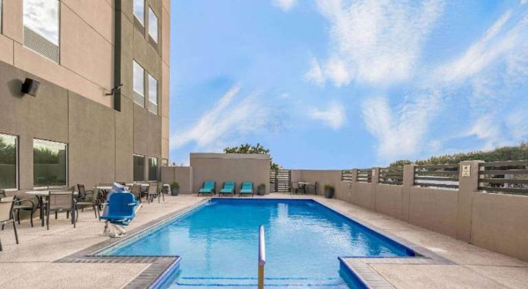 La Quinta Inn & Suites by Wyndham McAllen La Plaza Mall — photo 5