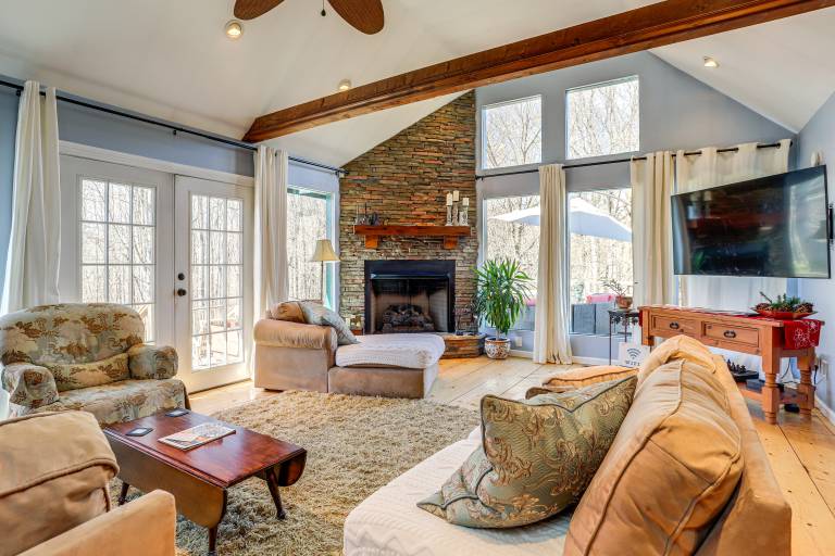 Large Deck: Luxe 6-Acre Retreat in Dahlonega! — photo 3