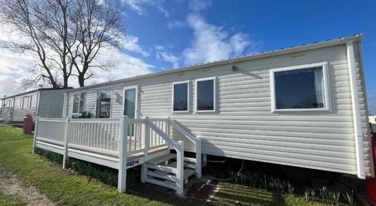 B8, Three bedroom caravan - California Cliffs, Parkdean Resort, Scratby - Sleeps 8, bed linen, towel — photo 4
