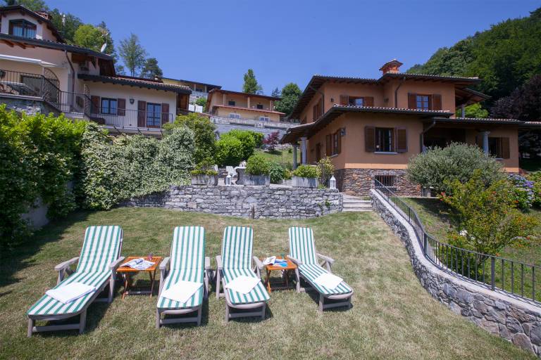 Family-oriented beautiful villa with barbecue, terrace & yard | Water view | Dogs allowed — photo 3