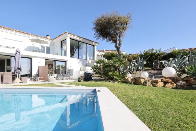 Casa Domino 1 Apartment with Large Terrace, Shared Pool and Free Wi-Fi in Cádiz