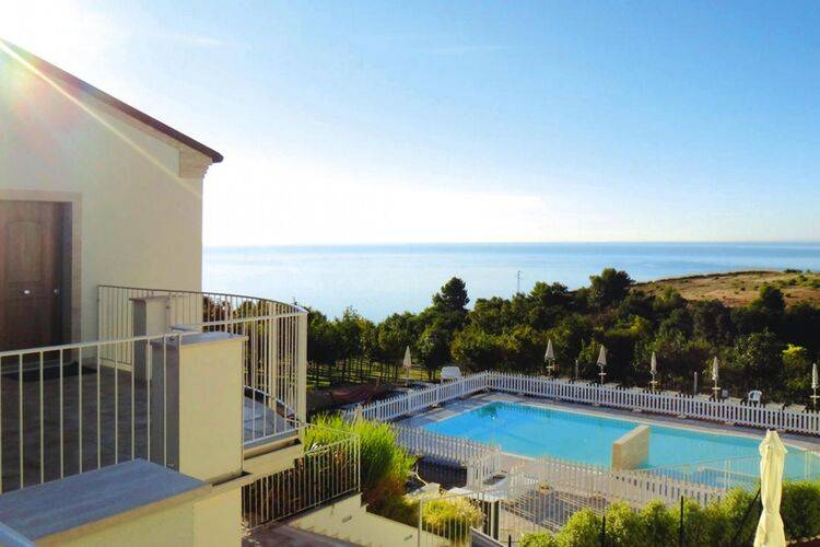 Fully equipped holiday apartment with pool, yard & terrace | Pet-friendly — photo 3