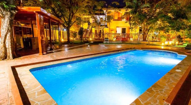 Holiday apartment with garden, pool & patio — photo 3