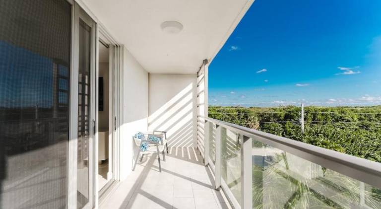 Luxury - 2BR 2BA - Balcony - Right Across From the Beach — photo 4