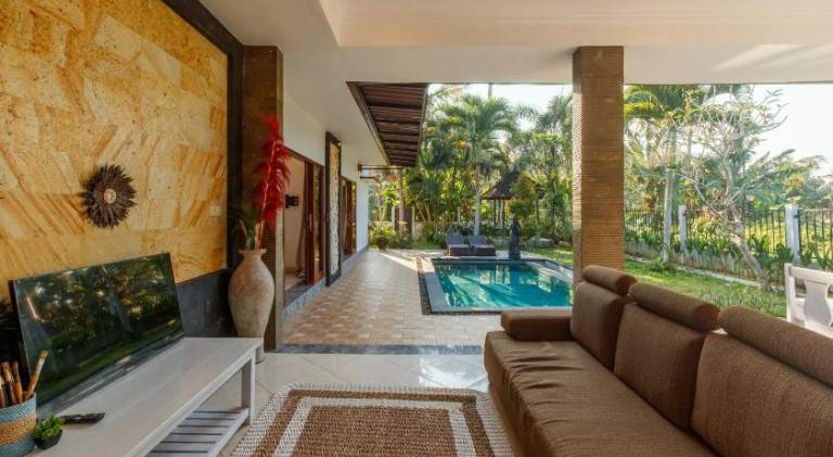 Villa with pool — photo 3
