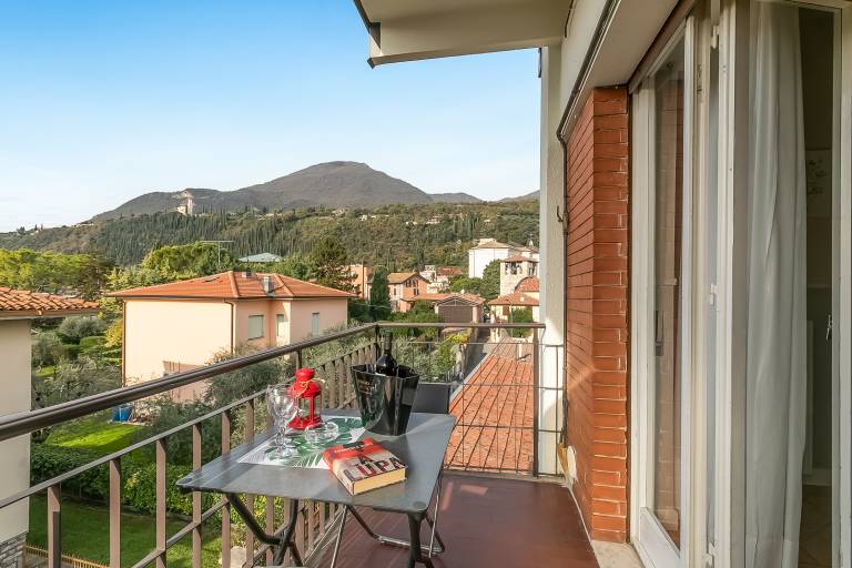 Rental apartment with patio | Water view | Beach nearby | Pets are welcome in Toscolano Maderno