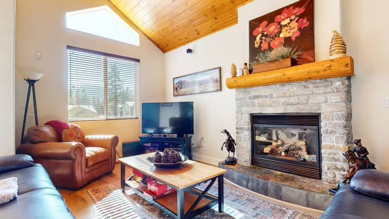 Condo with sauna, jacuzzi & BBQ | Mountain view — photo 3