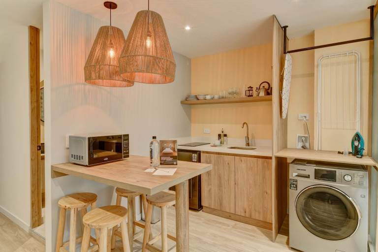 w Startling 2BR Apartment in Trendy Zona T