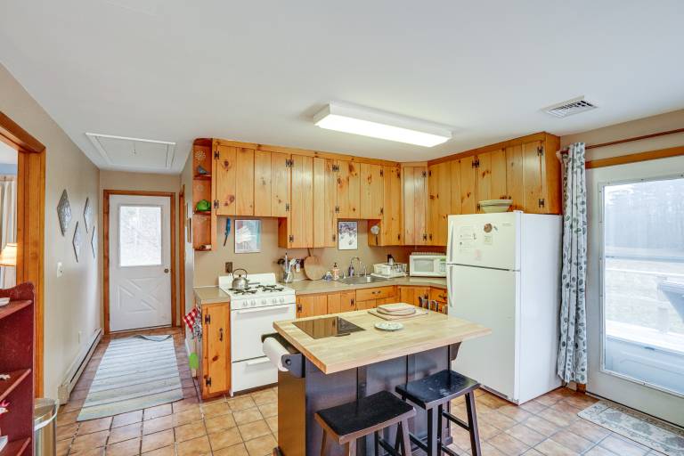 Hawley Home w/ Deck: 4 Mi to Berkshire East Resort — photo 3