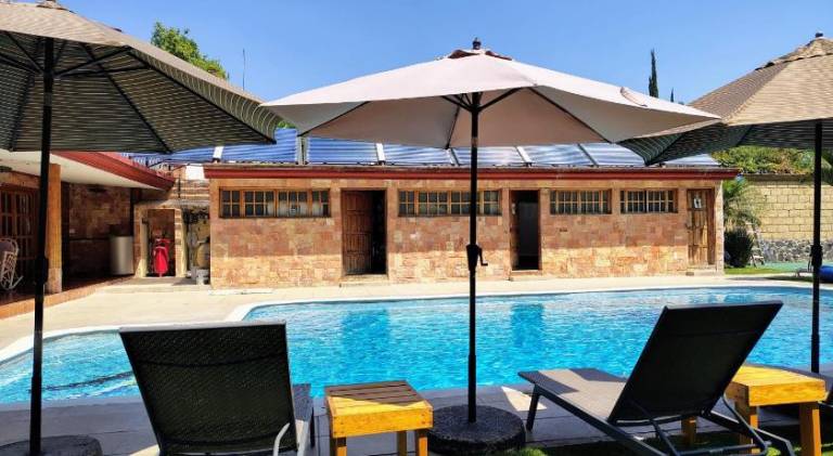 Vacation home with pool — photo 2
