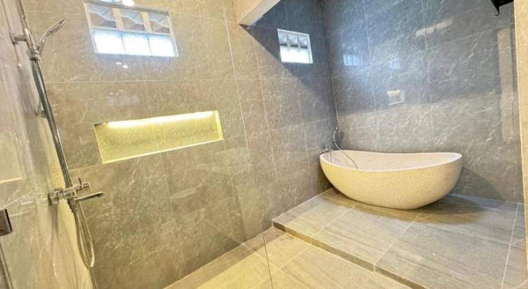 Beautiful villa with hot tub, private pool & patio | Pets allowed — photo 4
