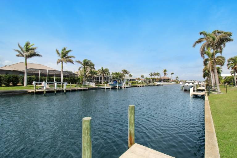 Chic & modern canal-front retreat with private pool - Azure Tides — photo 4