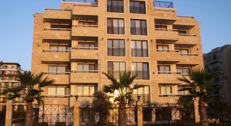 Holiday apartment with patio, pool & yard in Burgas