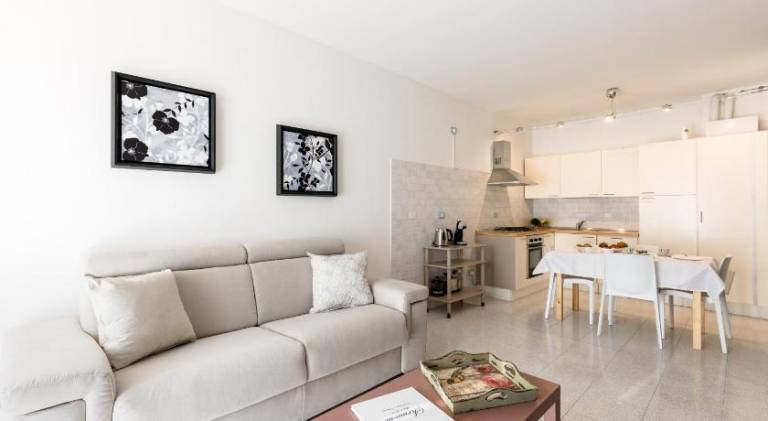 Apartment with pool — photo 2