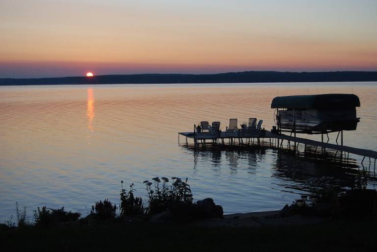 Burt Lake, MI Vacation Rentals from 128 HomeToGo
