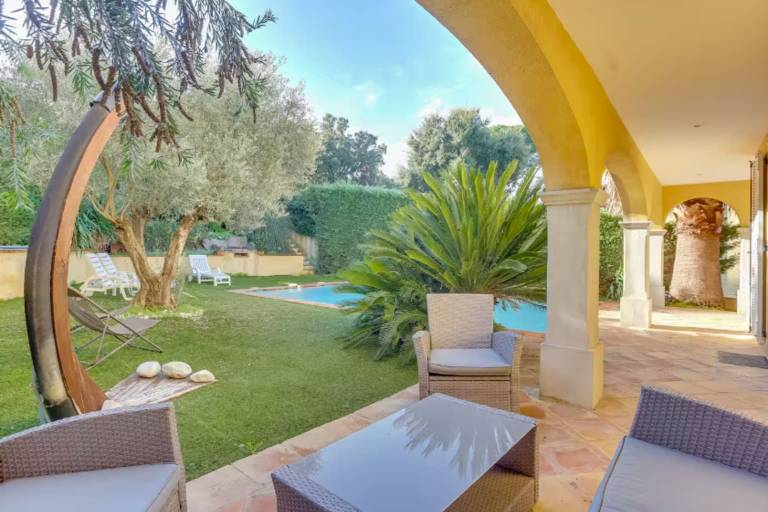 Vacation home with private pool, barbecue & yard in Sainte-Maxime