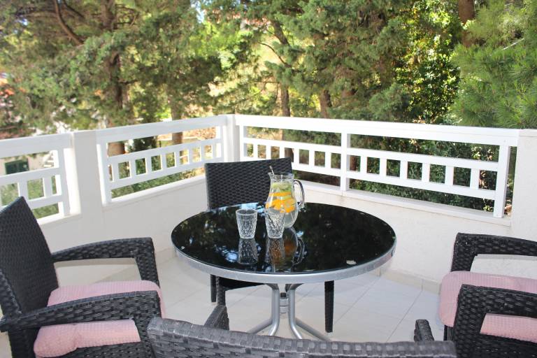 Fully equipped holiday apartment with garden, patio & barbecue | Sea view | Close to the beach | Pet-friendly in Omis