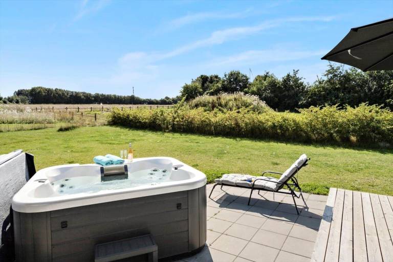 Children-friendly vacation home with BBQ, sauna & jacuzzi | Pet-friendly — photo 2